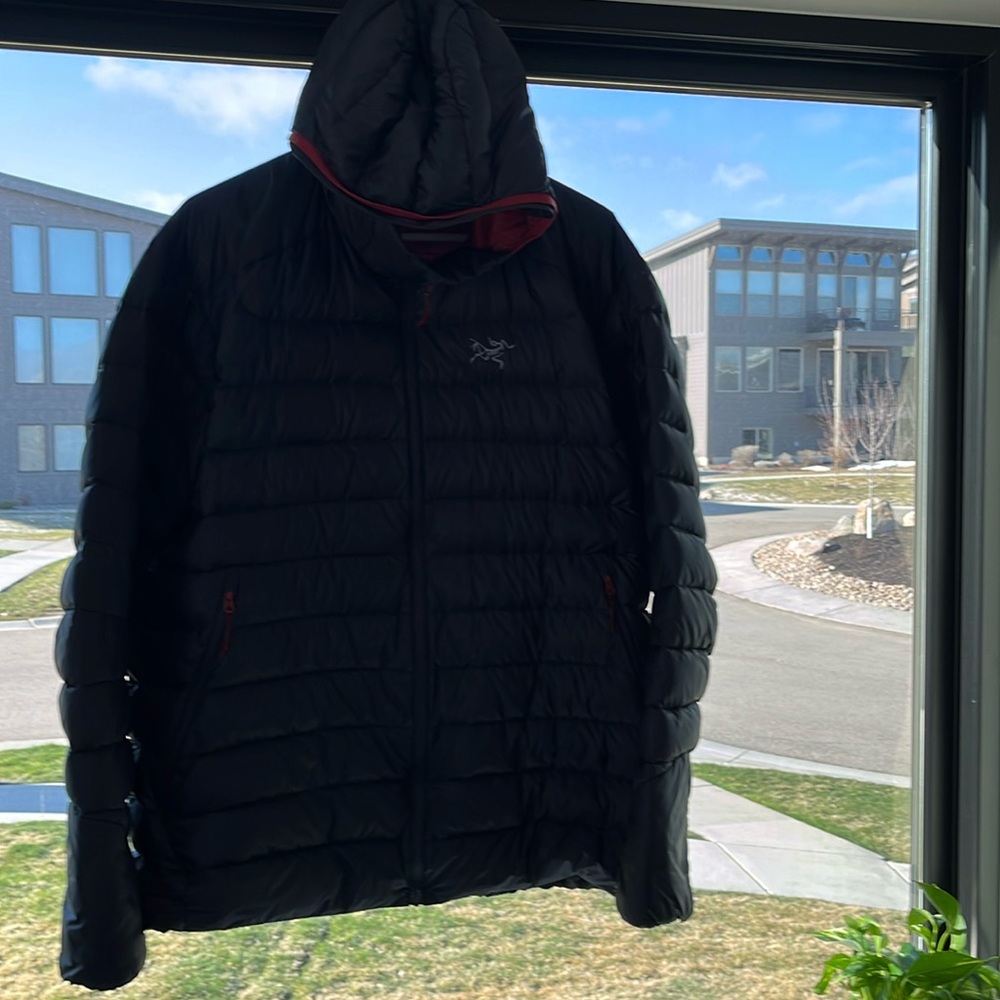 Navy blue and burgundy lined men’s extra large Arc’teryx  puffer jacket hoodie